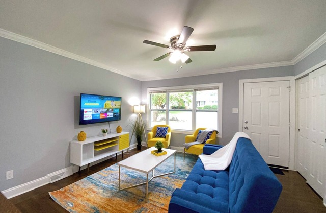 Pet Friendly, Modern, Comfy, Cozy, Minutes from Everything