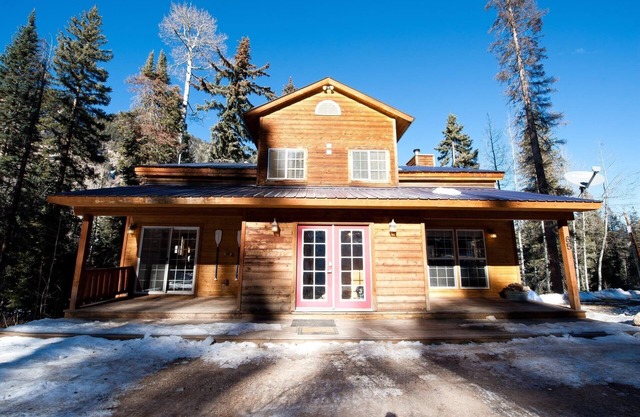 Pet Friendly Mtn Cabin,High speed internet 80MBPS,5 bedrooms,hot tub+pool table