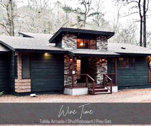 Pet Friendly Paradise in the Southern Hills of Hochatown, Oklahoma, Perfect for a Weekend Escape