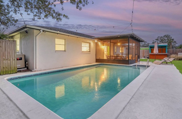 Pet Friendly Paradise in Bradenton- Heated pool, Fully fenced yard