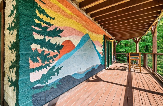 Pet friendly! Private retreat near Gatlinburg. Hot tub, Fire-Pit & KING beds.