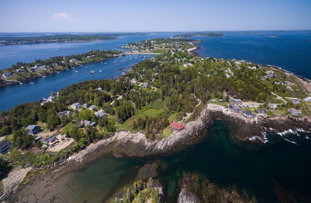 Pet-friendly Quintessential Maine Cottage with Easterly Views of Casco Bay
