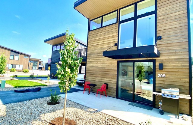 Pet Friendly, Red Poppy at the Quarry, Amazing 2 Bed/2 Bath, Hot Tub, Sleeps 7!