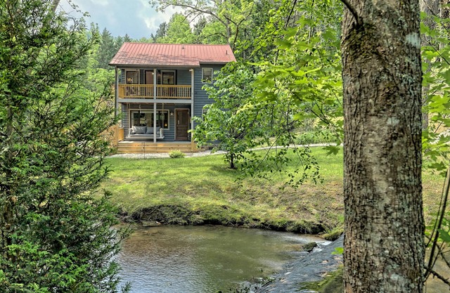 Pet Friendly Renovated Farmhouse with a Serene Rushing Creek and a fenced yard!