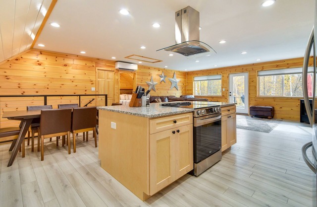 Pet-Friendly Rockwood Retreat: Deck & Lake Access!