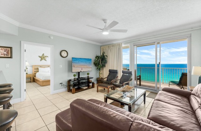 🐶Pet Friendly-GULF Front-Beachside Pool-Parking-Treasure Island 1102🌴