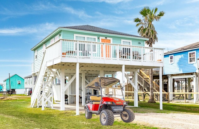 Pet Friendly - Walk to the warm October Waters of the Gulf, Cozy Home