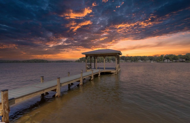 Pet friendly, west facing, Waterside Retreat on Lake Greenwood, SC