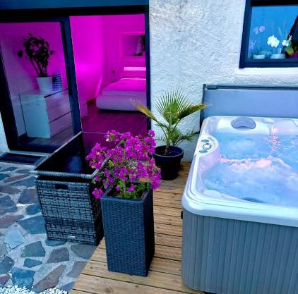 Petit Havre de Paix avec Jacuzzi Luxe & Jardin Privatif Zen