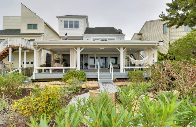 Pets Welcome: Beachfront Family Retreat in Norfolk