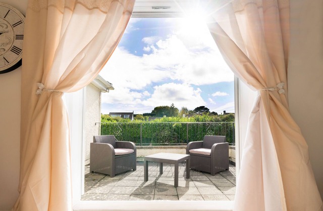 Peveril House, Spacious Eco-friendly Holiday Home