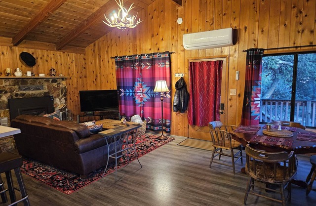 Pheasant Hill Cabin. Cozy and dog friendly.