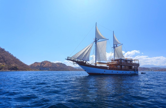 Phinisi Hena Komodo Journey 8 Persons