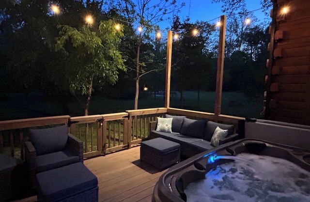 Pickleball Getaway, Corn Hole, Fire Pit, Hot Tub, Relaxing in Nature, Watch Deer