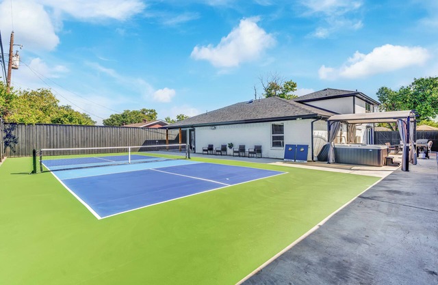 Pickleball & HotTub near FW Stockyards Sleeps 20