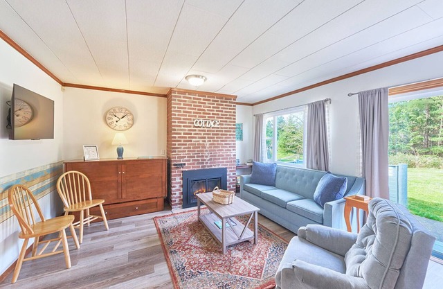 PICKLEBALL! Walk to Beach, Fireplace, BBQ (ANC#7)