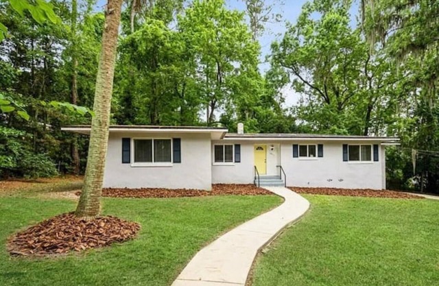Picturesque, Bright & Comfy ~ Near Ben Hill Stadium & UF Campus ~ Porch ~Parking