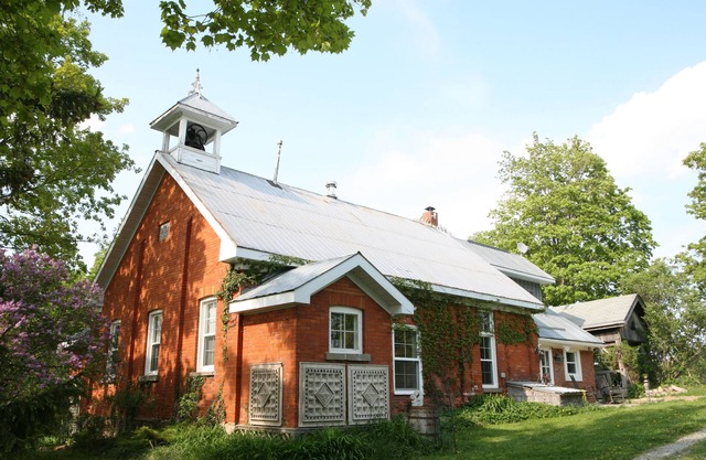 Picturesque School House Retreat