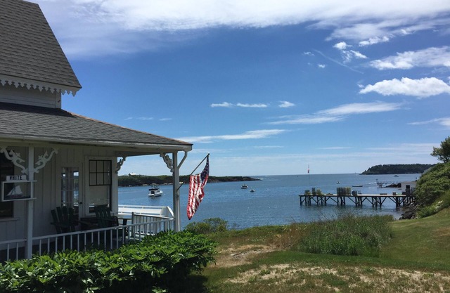 Picturesque Victorian Cottage on Merriconeag Sound