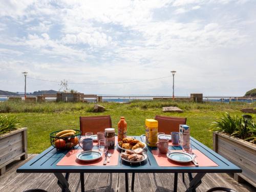 Pieds Dans L'eau Madame est Servie