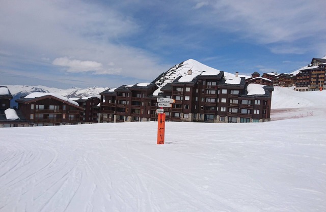 Pierre De Soleil - Ski in/out, next to ski school, shops/restaurants -free wifi