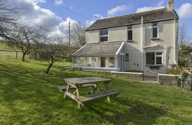 PILLHEAD COTTAGE, pet friendly, with pool in Bideford