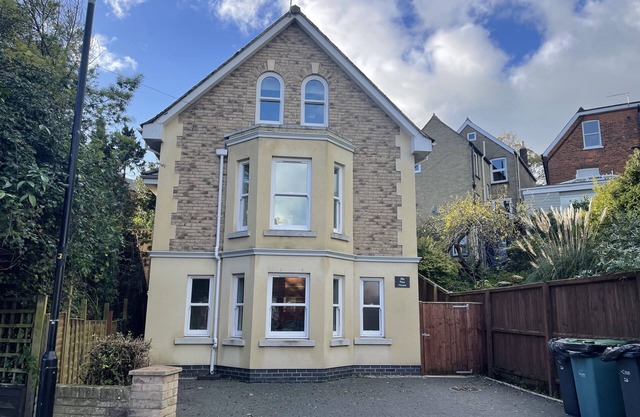 Pilot House -Parking-Garden-Central Cowes-Sleeps 8