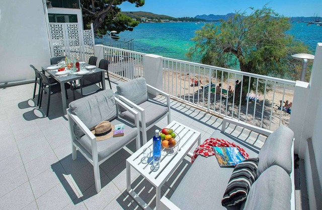 Pine Walk Apartment - Three Bedroom Villa, Sleeps 5
