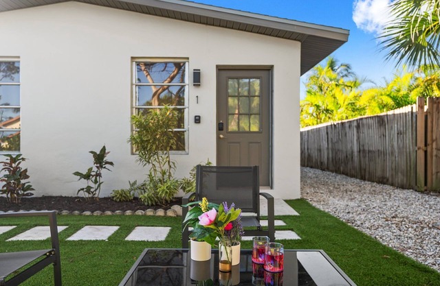 Pineapple Cottage- 5 Min to Beach!n