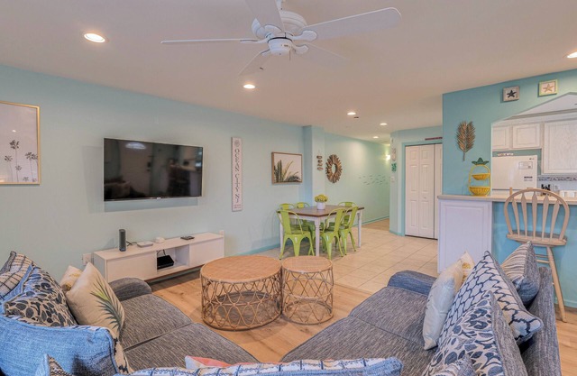 Pineapple Pad:ACROSS from beach + boardwalk + parking w/Full Linen Service!