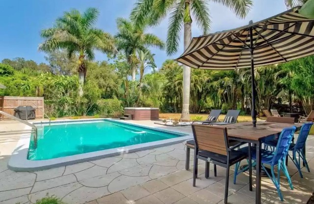 Pineapples House- POOL private SOUTH facing HOT TUB close to BEACHES- walkable