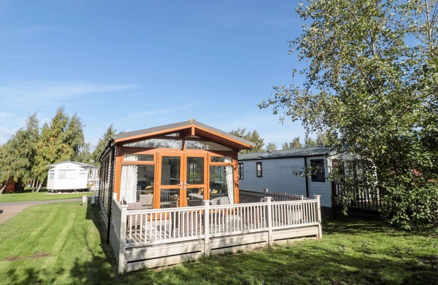PINECONE LODGE - NO 9, pet friendly, with a garden in Felton