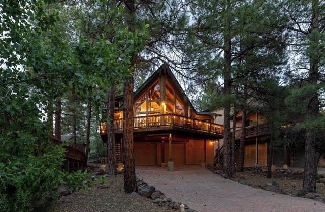 Pines Cabin w/Backyard & BBQ – Munds Park