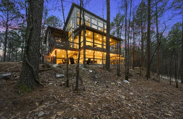Pines N Putt: Grand 3 story home with Putt putt, driving range, Pet Friendly