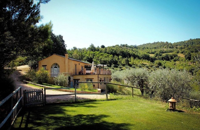 Pineta, stunning apartment in a farmhouse 10 minutes driving from Perugia centre