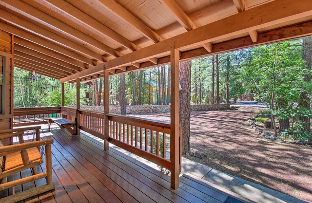 Pinetop Cabin w/Deck & Treehouse Near Hiking!