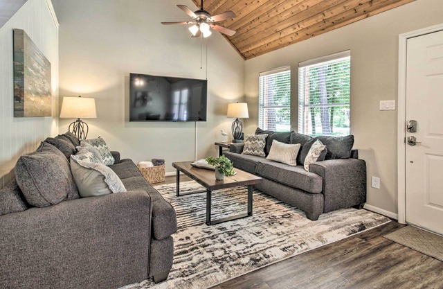 Piney Woods Cottage, Steps from Livingston Lake!