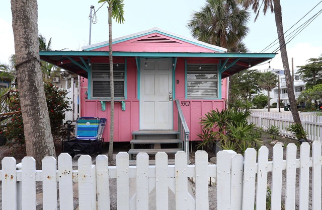 Pink Mango Cottage steps from the beach