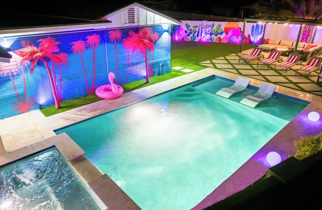 PinkPalm II Heated Pool! 7 min to Old Town!