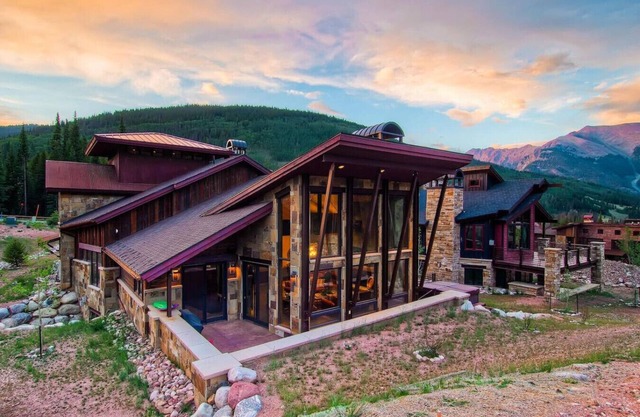 Pinnacle Lodge - True Slope side Ski-in/out