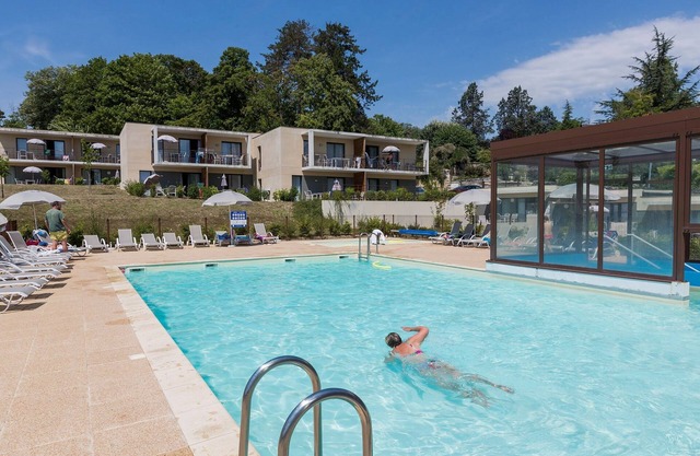 Piscine Extérieure + Espace Bien Etre