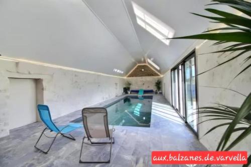 Piscine intérieure privée chauffée spa toute lannee disponible minimum 2 nuits