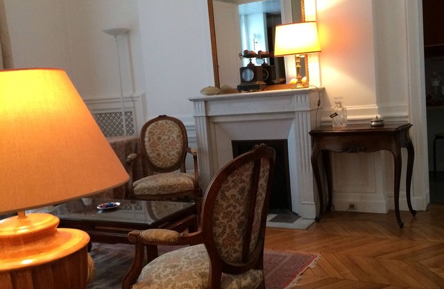 Place Vendome 1 BR and 1 BA - up to 4. Air conditionning