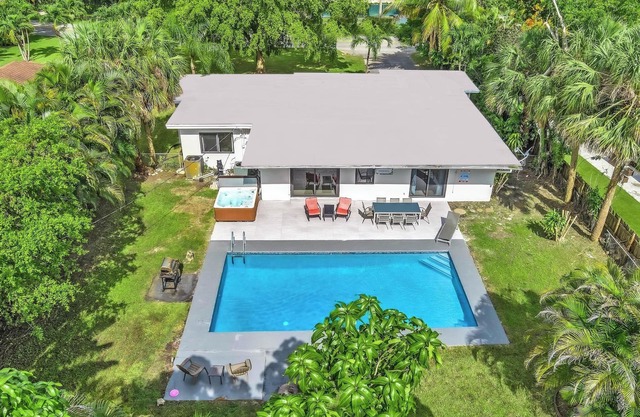 PLANTATION OASIS Spacious 5-bedroom 3 bathrooms house with pool/hottub