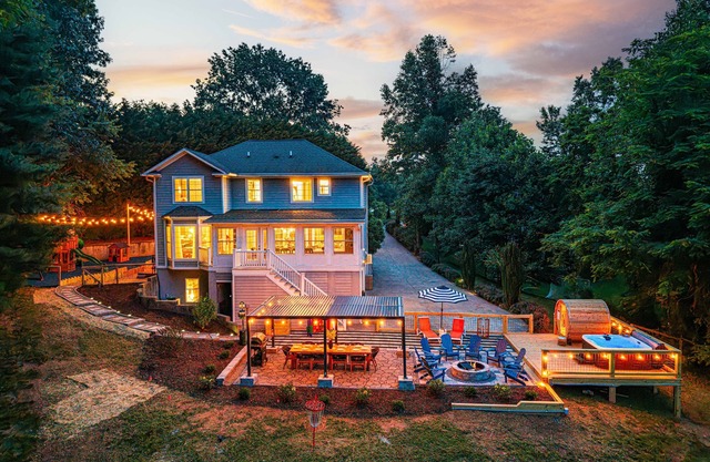 Playground~Mini Golf~ Fenced Yard~Sauna & Hot Tub~Arcade Room < 15 min Asheville