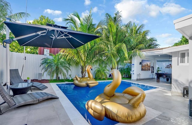 Playhouse! 3mi Hard Rock, Heated Pool, Tub & Games