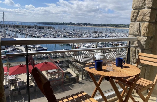 Pleasant studio with magnificent view of the port of St Cast and with WIFI, sleeps 3