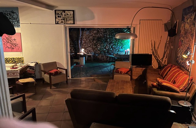 Pleasant village house garden, bbc game room - 5' from beach + Housework free