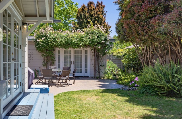 Pleasure Point Oasis ~ Family and dog-friendly yard ~ Off-street parking