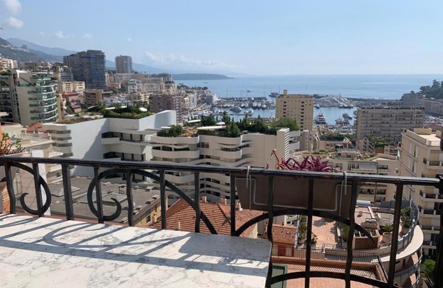 Plein coeur de Monaco, à 300 mètres à pied du port de Monaco, 4 pièces dans des escaliers vue mer exceptionnelle